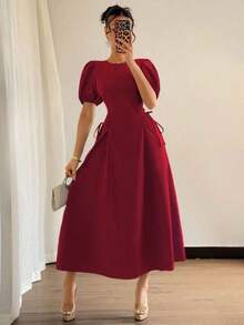 Vestido elegante y romántico para vacaciones de boda de verano 2025 en azul francés regular, con hombros sueltos, mangas abullonadas, cintura drapeada y lazo lateral ajustado - Burdeos - Ver 3