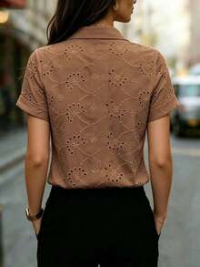 Blusa de mujer de unicolor de manga corta, semi-transparente de malla, con cuello de camisa y botones delanteros - Blusa casual de oficina de primavera y verano de poliéster ligero - Marrón - Ver 2