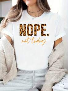 PremiumTalla grande - Talla grande - Talla grande, camiseta casual para mujer, estampado de leopardo con la inscripción "NOPE" y el texto escrito a mano "Not Today", peinado de cabello ondulado castaño claro, collares en capas, lindo.Nueva llegada - Blanco - Ver 6