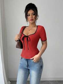 Raffinéa Camiseta ajustada de mujer con diseño de lazo de cuello en V de bloque de color estilo francés, top con lazo delantero rojo, top con cordones rojos, top sexy rojo, blusas de manga corta para mujer, últimas blusas para mujer, nuevos llegados - Rojo - Ver 4