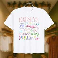 Camiseta de Moda de Verano para Mujer Katseye - Estampado Gráfico Retro de Graffiti - Manga Corta Holgada - Estilo de Moda para Fans 2026 - Camiseta Básica Casual de Cuello Redondo - Atuendo para Conciertos Playera Blanca Hombre Y Mujer Blusas Casuales Verano Y2k Playeras Básicas Algodón - Blanco - Ver 1
