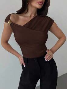 Camiseta blanca ajustada con hombro asimétrico, cintura fruncida, para mujer.Atuendo modesto y elegante para uso diario, playa, aeropuerto, vacaciones, trabajo como maestra. - Café integral - Ver 2