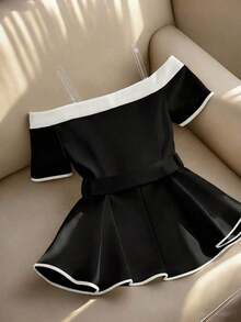 Blusa elegante y de moda para mujer, con diseño minimalista y versátil, con contraste de color negro y blanco, decoración de hebilla metálica y volantes en el bajo, para el verano - Negro - Ver 2