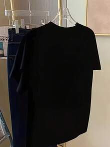 1PC Nueva Camiseta Casual de Moda para Mujer - Estampado de Letras y Mariposas - Manga Corta - Elegante Cuello Redondo - Camiseta de Tela de Poliéster para Mujer, Diseño Simple, Cómoda y Transpirable, Top Casual Versátil para Uso Diario, Camiseta de Manga Corta a la Moda para Mujer, Adecuada para Todas las Temporadas, Esencial para el Trabajo, Fiestas y Viajes, Disponible en Tallas S-XXL, Camiseta de Algodón Cómoda para Uso Diario. - Negro - Ver 2