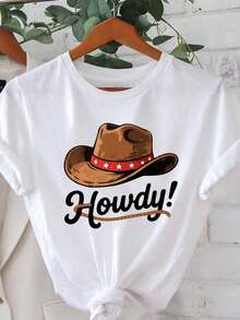 Una camiseta de manga corta con cuello redondo para mujer que presenta un sombrero de vaquero y la frase 'Howdy!'Incorporando un estilo occidental casual y cálido para la primavera y el verano. - Blanco - Ver 6
