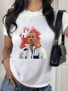 Player Celebrating Passionately Against A Red Background Symbolizing Energy, Strength, And Sporting Determination. Modern Casual Women's T-Shirt, Ideal For Football Fans And Urban Style Lovers. - 白色 - 查看 1
