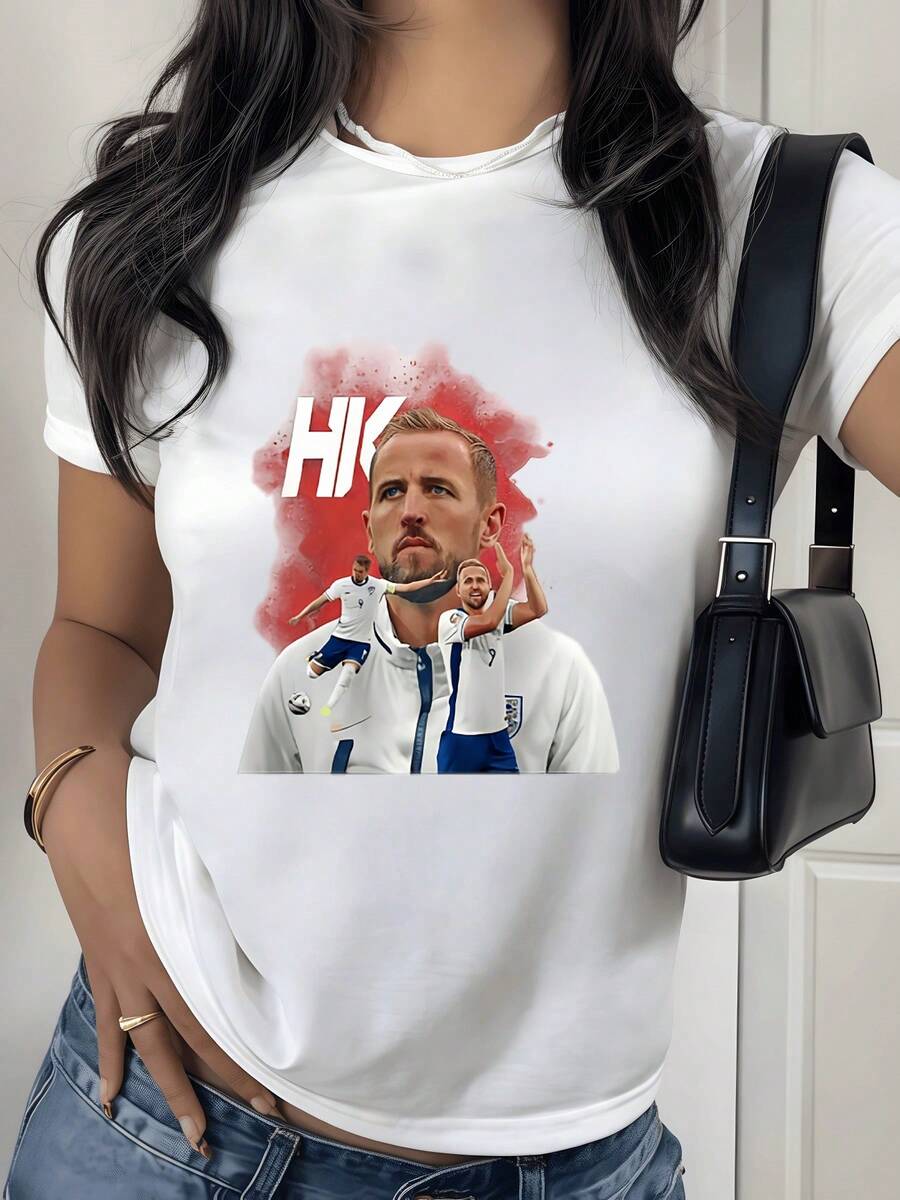 Player Celebrating Passionately Against A Red Background Symbolizing Energy, Strength, And Sporting Determination. Modern Casual Women's T-Shirt, Ideal For Football Fans And Urban Style Lovers. - 白色 - 查看 1
