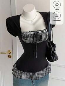 Blusa de verano elegante con volantes en el bajo, estampado de flores diminutas y parches - Blanco y Negro - Ver 1