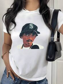 Rostro artístico con gorra moderna que simboliza actitud libre y personalidad urbana mostrando confianza y energía positiva ideal para quienes aman la moda casual camiseta de mujer elegante y cómoda para uso diario - Blanco - Ver 8