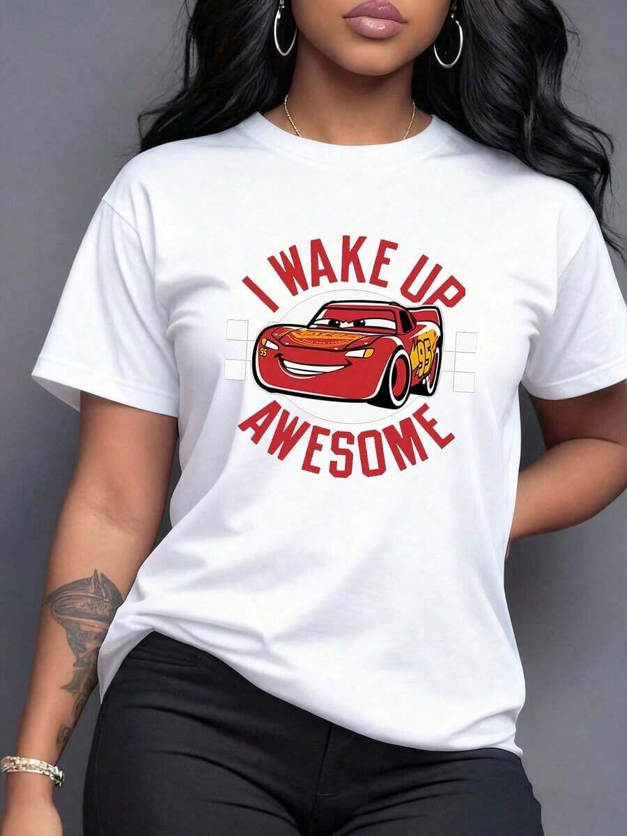Auto rojo sonriente con frase motivadora que expresa energía positiva y actitud segura interpretando el despertar diario con entusiasmo camiseta para mujer casual cómoda y moderna,Camiseta de mujer elegante. - Blanco - Ver 1
