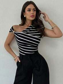 Camiseta ajustada con hombro asimétrico, cintura fruncida y decoración metálica, elegante y modesta para uso diario, color blanco, primavera/verano - Blanco y Negro - Ver 11