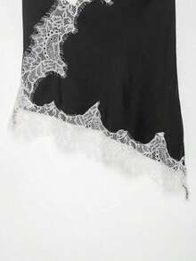 Camiseta de tirantes de mujer con parches de encaje y bajo asimétrico, versátil para citas y fiestas, de verano - En blanco y negro - Ver 7