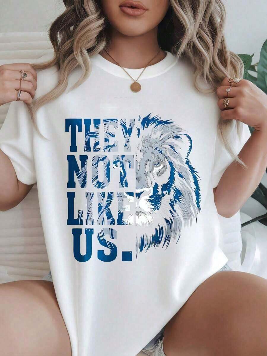 Camiseta Casual de Manga Corta para Mujer - Camiseta de Verano con Estampado de León 'They Not Like Us', Cuello Redondo, Lavable a Máquina, Camisetas para Damas, Ropa Casual, Estilo Moderno, Ajuste Cómodo
Negro - Blanco - Ver 1