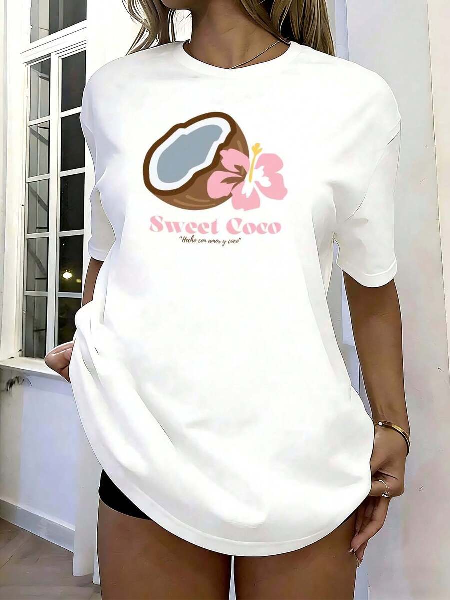 Camiseta Holgada para Mujer Blanca con Estampado de Coco y Flor Hibisco "Sweet Coco", Cuello Redondo de Manga Corta, Top Casual Tropical, Ropa Cómoda para Verano y Vacaciones, Estilo Relajado para Uso Diario y Salidas Informales - Blanco - Ver 1