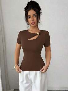 Blusa negra de manga corta con escote asimétrico y decoración metálica hueca, para primavera/verano - Marrón - Ver 3