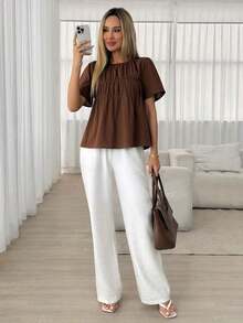 Camisa casual de mujer de unicolor, cuello redondo, manga corta y plisada - Marrón Chocolate - Ver 4