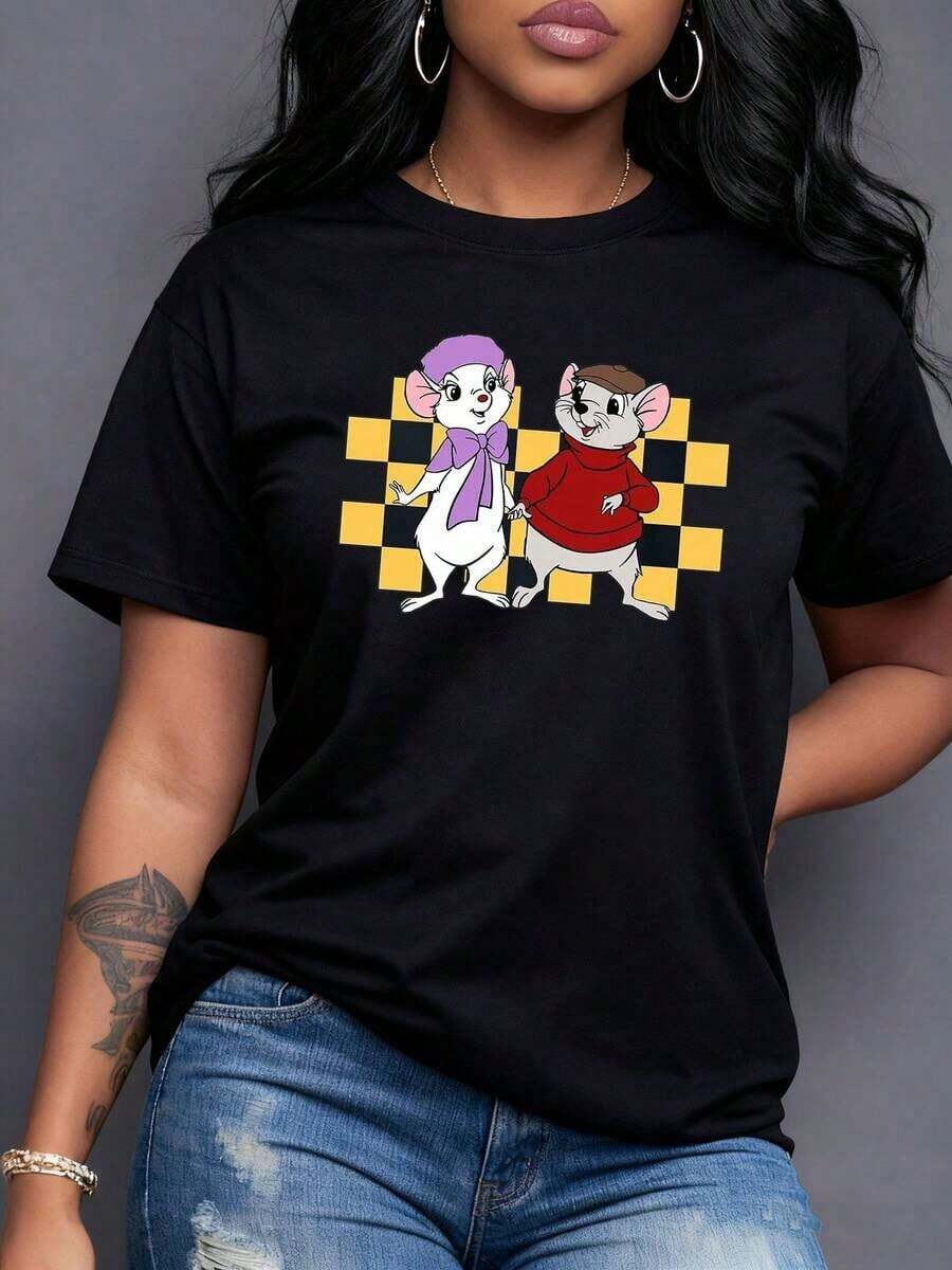 Dos ratones simpáticos con ropa moderna sobre fondo de cuadros amarillos que simbolizan amistad y aventura camiseta para mujer con arte divertido y toque urbano-Vintage Street Style Unisex Loose Cotton Short Sleeve Crew Neck-Shirt - Negro - Ver 1