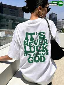 Camiseta de manga corta para mujer, apta para uso diario, salidas casuales, recorridos urbanos, fines de semana, vacaciones y actividades al aire libre, con estampado de letras IT'S NEVER LUCK IT'S ALWAYS GOD con diseño de fuente redondeada vintage en la parte trasera de la prenda, cuello redondo clásico, manga corta de corte holgado, confeccionada en tejido de poliéster, de estilo casual, inspirador, vintage, urbano y streetwear, ideal para su uso durante las temporadas de primavera y verano. Envío nacional dentro de México. - Blanco - Ver 5