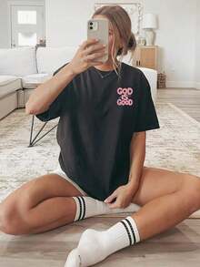 Camisetas de verano de manga corta para mujer, con estampado de doble cara en la parte delantera y trasera, mangas cortas y cuello redondo. Presenta una impresión tridimensional en rosa de la frase "GOD IS GOOD". Hechas de tela transpirable y lavable a máquina, adecuadas para comodidad durante todo el año. Camisetas gráficas para mujer 100% algodón. - Negro - Ver 4
