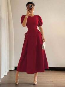 Vestido elegante y romántico para vacaciones de boda de verano 2025 en azul francés regular, con hombros sueltos, mangas abullonadas, cintura drapeada y lazo lateral ajustado - Burdeos - Ver 4
