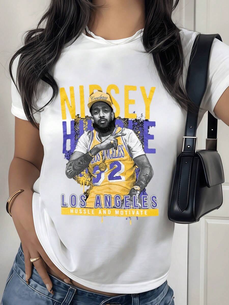 Retrato artístico vibrante que muestra una figura urbana con chaqueta deportiva en tonos morado y amarillo transmitiendo energía callejera y espíritu motivador con letras de Los Ángeles camisetas de mujer casual moderna - Blanco - Ver 1