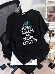 Gráfico divertido de pez azul con actitud relajada acompañado del texto humorístico Keep Calm and Nope Lost It que transmite un mensaje irónico y optimista camiseta de mujer  cómoda y casual para uso diario - Negro - Ver 3