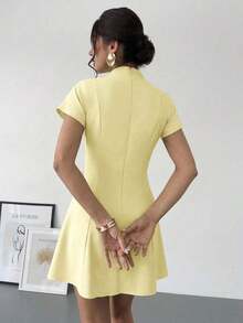 Vestido mini de línea A con fruncido de unicolor, adecuado para el uso diario en verano - Amarillo claro - Ver 2