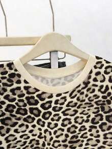Camiseta casual de mujer de cuello redondo con estampado de leopardo clásico y contraste de color, diseño de estampado de leopardo vintage y contraste de color albaricoque, adecuado para el verano, moda, camiseta de moda, camiseta hermosa, regalo para hermanos, regalo para hermanas, regalo para mamá, regalo del Día de la Madre, top casual pero de moda - Caqui - Ver 3