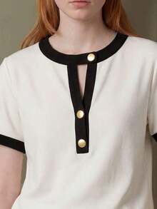Blusa corta de mujer con cuello redondo, ribete de contraste, botones metálicos de media cartera, manga corta y ajustada.Tops cortos de mujer elegantes, lindos y de estilo preppy. - Blanco y Negro 2 - Ver 2