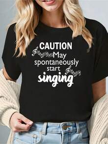 Elegante camiseta de uso diario de talla grande, con el divertido eslogan de advertencia "CUIDADO, puede empezar a cantar espontáneamente" impreso para amantes de la música, camiseta negra de manga corta con cuello redondo y estampado - lavable a máquina, adecuada para primavera, verano y otoño, estilo casual, ajuste cómodo, diseño moderno, versátil para uso diario, tela suave, estilo a la moda, camiseta chic. - Negro - Ver 8