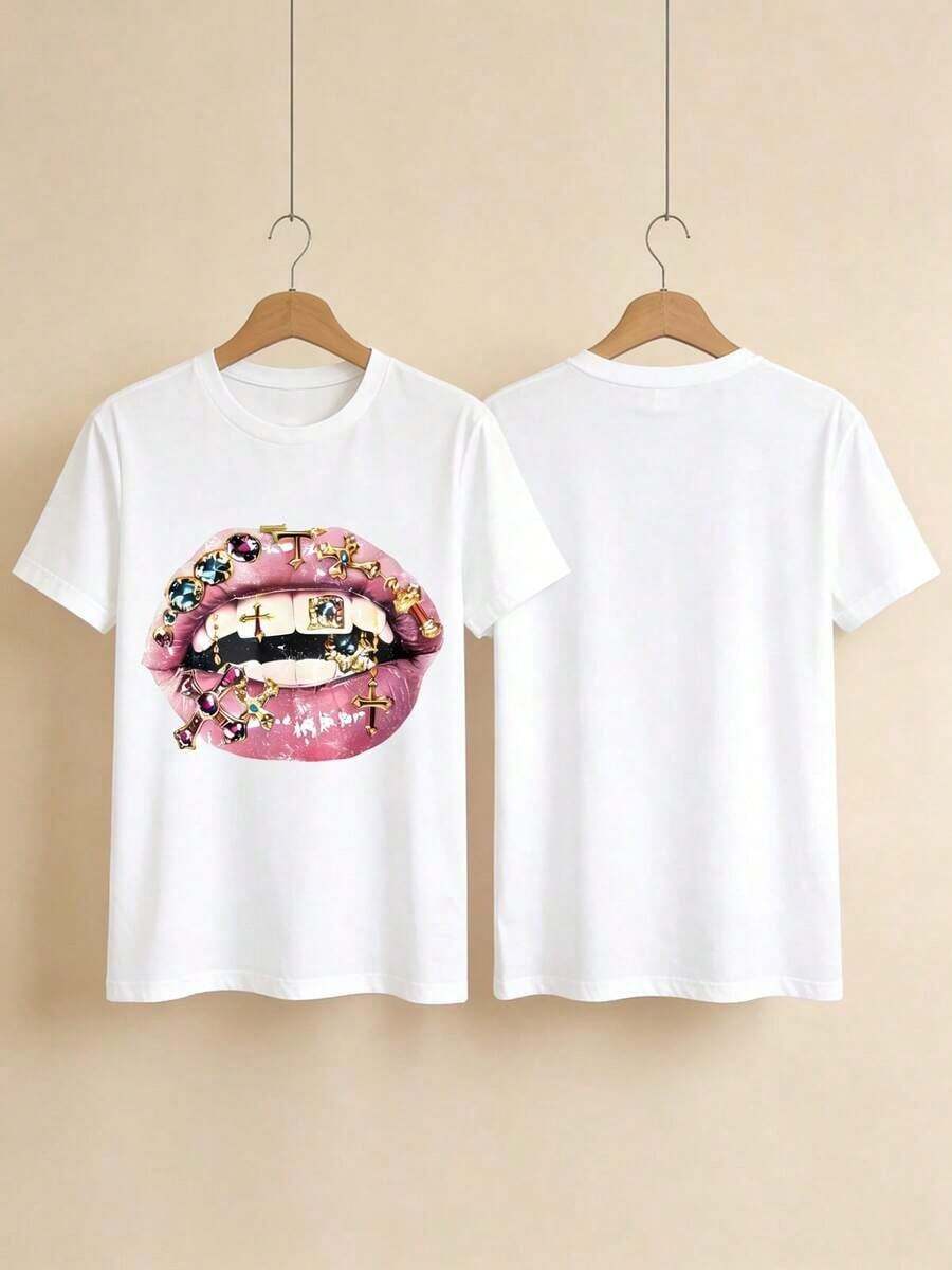 Camiseta Gráfica con Labios Rosados Brillantes para Mujer – Cuello Redondo Oversize, Estampado de Cruz con Joyas y Piedras Preciosas, Estética Glam Y2K Atrevida, Corte Cómodo y Relajado, Perfecta para Eventos Casuales, Salidas Nocturnas, Camiseta de Impacto para Ella, Diseño Brillante de Inspiración Retro, Tallas Grandes Disponibles, Camiseta de Moda Llamativa para Marcadores de , Transpirable y Cómoda. - Blanco - Ver 1