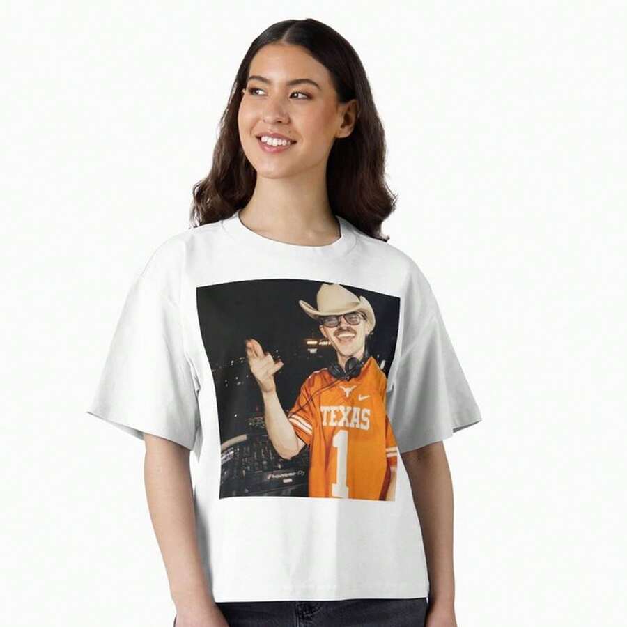 Dom Dolla Dj Boxy220G T-Shirt. Essential Unisex Cotton T-Shirt, 220g Of Unique Softness. Designed To Fit All People, Men And Women Alike. Durable, High-Quality Fabric, Ready For Any Cut, Delicate To The Touch But Built To Withstand. Lightweight Women's Tops, Perfect For Autumn Outfits, Vacation Wear, And New Year's Costumes. - 白色 - 查看 1
