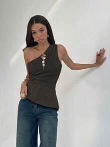 Blusa de moda sin mangas para mujer con cuello oblicuo y fruncido lateral para el trabajo - Marrón - Ver 5