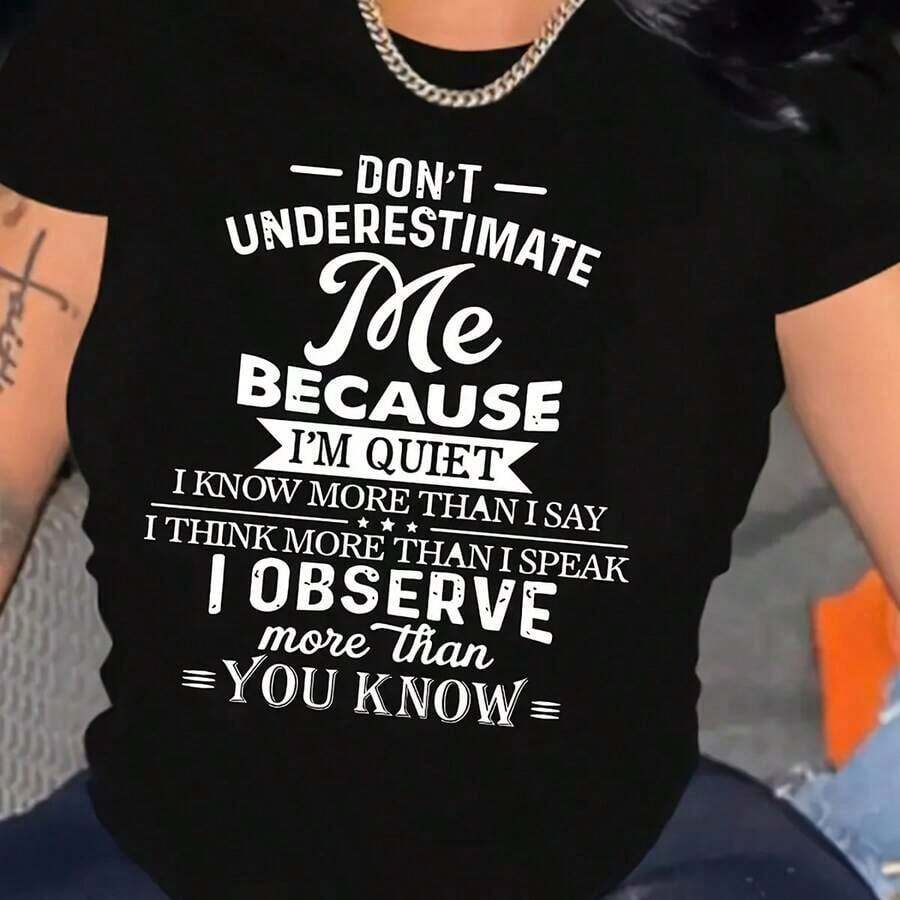 Altamente recomendada la camiseta gráfica para mujer "No me subestimes", que presenta una impresión tipográfica audaz y ingeniosa con un mantra relatable de una persona tranquila, con estampados de alta calidad y larga duración que se mantienen vibrantes y nítidos a pesar de los repetidos lavados, una elección elegante y estilizada para el día a día que te permite mostrar sin esfuerzo tu vibra única y confiada. Fácil de combinar. - Negro - Ver 1
