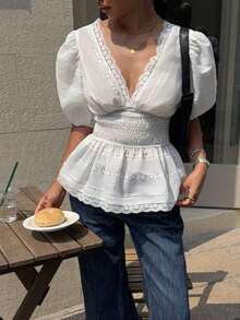 Blusa de mujer con pliegues, fruncido profundo y parches de encaje para vacaciones - Beis - Ver 6