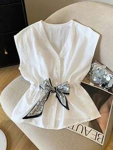 Blusa de lino sin mangas de estilo francés relajado para primavera/verano, cuello en V, botón dorado, cintura ceñida, adorno de pañuelo de estampado de cachemira.Una blusa versátil sin mangas adecuada tanto para el trabajo como para el uso - Blanco - Ver 7