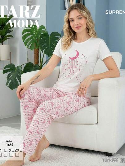 Zarafet Ve Konforun Buluşması Ev şıklığınızı Bir üst Seviyeye Taşıyın.La Kısa Kollu Pijama Takımı, Hem Modern Hem De Nostaljik Bir Hava Sunuyor. Gün Boyu Konfor Sağlar