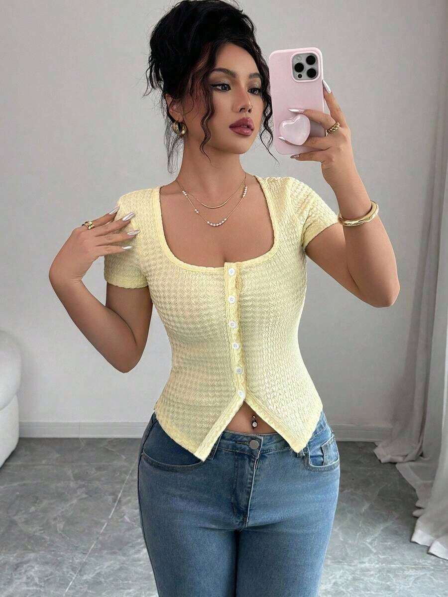 Camiseta ajustada de mujer con cuello cuadrado, de tejido de textura arrugada, con abertura frontal en el bajo, adecuada para uso casual diario, fiesta, cita y vacaciones - Amarillo - Ver 1