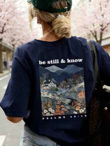 Camiseta Holgada Bohemia Cristiana para Mujer, Camiseta de Moda Transpirable con Cuello Redondo y Estampado de "Tranquilo Sea y Conozca", Paisaje Montañoso en Patchwork y Versículo Bíblico Salmo 46:10, Ropa Urbana Estética Famosa de INS, Ideal para Citas en Cafeterías, Picnics, Viajes y Momentos de Tranquilidad en el Verano Casual. - Marina de - Ver 5