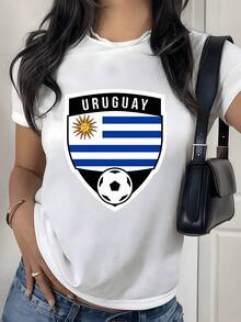 Sol con rostro radiante y franjas celestes junto a un balón que representa la pasión futbolística uruguaya y el orgullo nacional camiseta de mujer casual cómoda para uso diario - Blanco - Ver 1