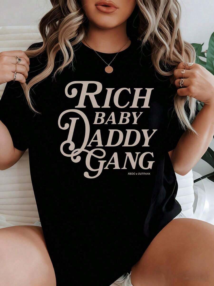 Altamente recomendado. Texto llamativo que celebra la confianza, la riqueza y la actitud juguetona, lo que lo hace perfecto para mostrar individualidad. Camiseta casual para mujer 100% algodón, fácil de combinar. - Negro - Ver 1