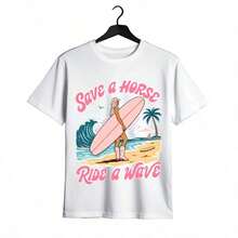 Tops para mujer Oversize Retro con Estampado Gráfico para Adolescentes - Diseño de Chica Surfista Save A Horse Ride A Wave - Top Casual para Verano, y Regreso a Clases - Blanco - Ver 2