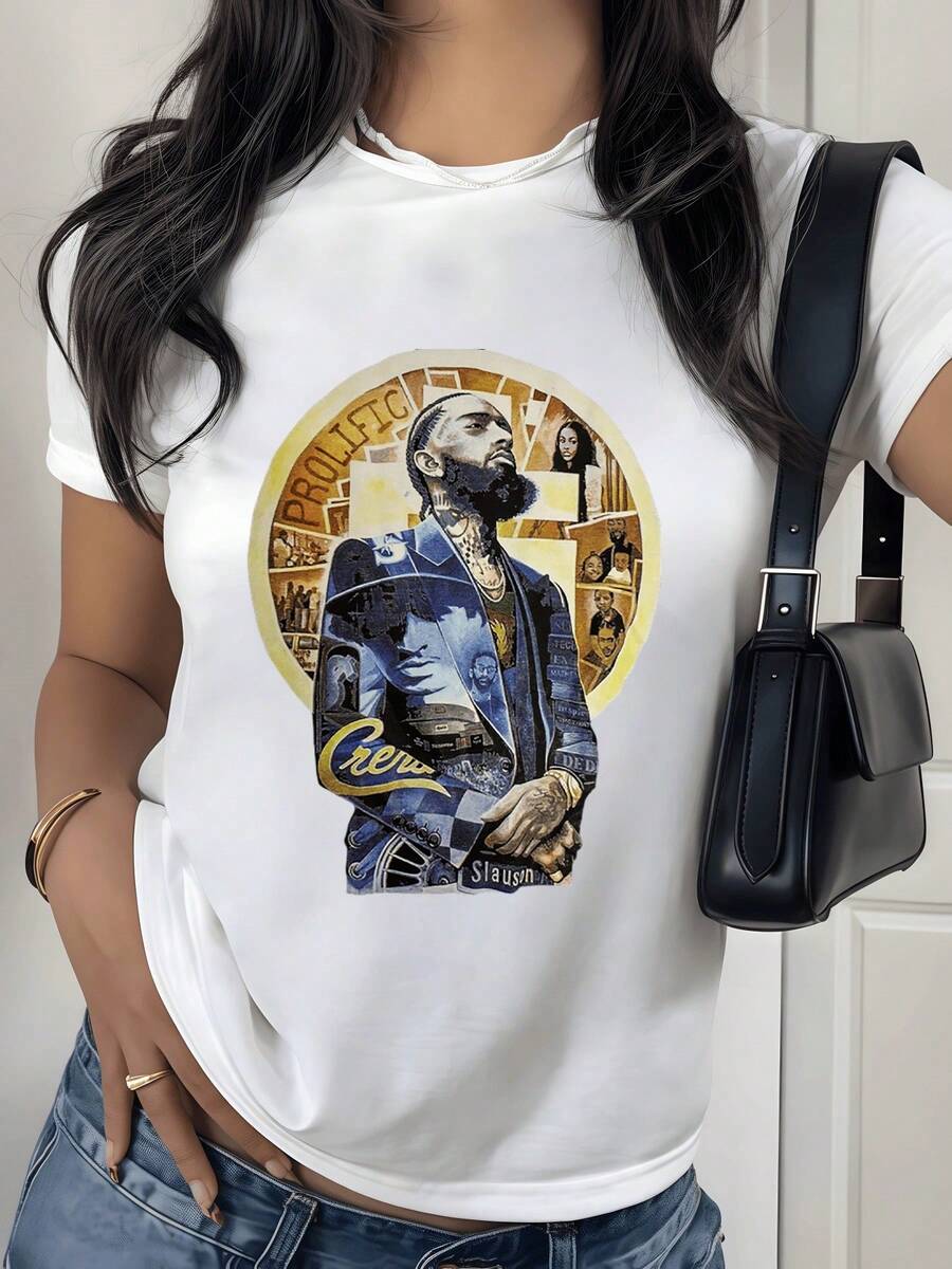 Retrato artístico de figura urbana rodeada de símbolos dorados que evocan poder inspiración y fuerza interior con fondo dinámico y detalles modernos camiseta de mujer casual elegante para uso diario - Blanco - Ver 1