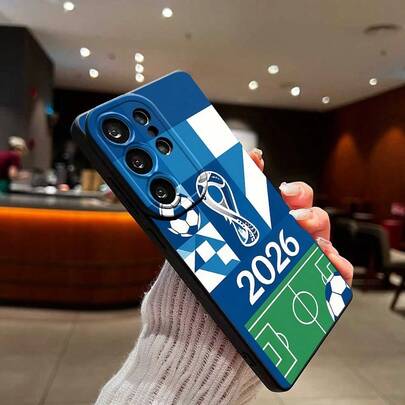 2026年世界杯奖杯图案手机壳，是送给足球迷的完美复活节礼物。这款手机壳采用柔软触感的防摔TPU材质，饰有足球图案和天使眼，适用于 17、16 Pro Max、16 Pro、16、15 Pro Max、14 Pro Max / Galaxy S25系列、A16 / Honor X6A、X7B、X8B / 13C、Note 13等机型。这款世界杯纪念手机壳设计独特时尚，无论是作为礼物还是自用都非常合适。