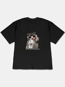 Camiseta de manga corta con hombros caídos, que presenta una ilustración de un hámster con gafas de sol retro (sosteniendo un teléfono, con una funda de teléfono en forma de gato con gafas de sol) + la combinación de texto "STYLISH, RETRO Glasses HAM". Camiseta blanca de manga corta, moderna, genial y peculiar. Cómoda y agradable al tacto. Adecuada para salidas diarias para los amantes de los estilos modernos, geniales y peculiares. Camiseta de manga corta - Tejido ligero y suave. - Negro - Ver 12