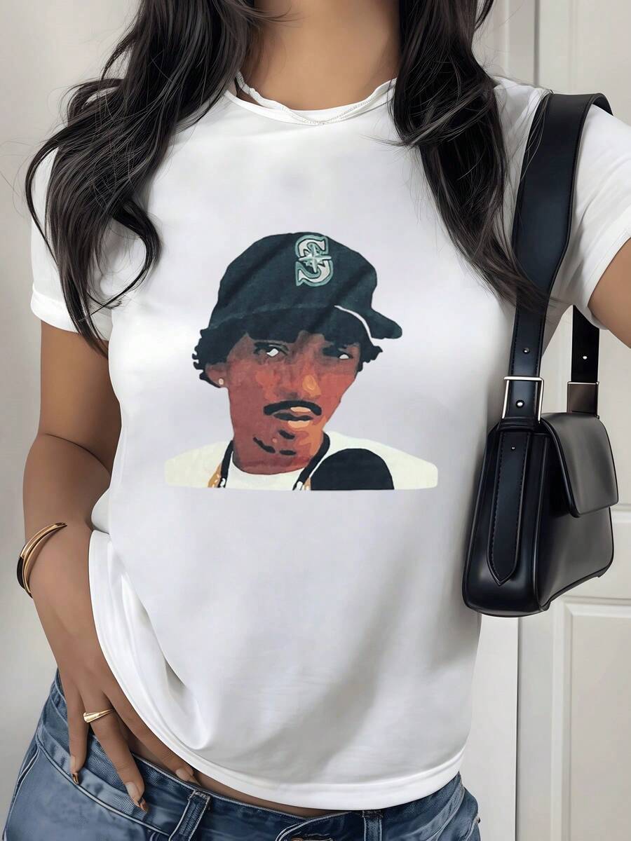 Rostro artístico con gorra moderna que simboliza actitud libre y personalidad urbana mostrando confianza y energía positiva ideal para quienes aman la moda casual camiseta de mujer elegante y cómoda para uso diario - Blanco - Ver 1