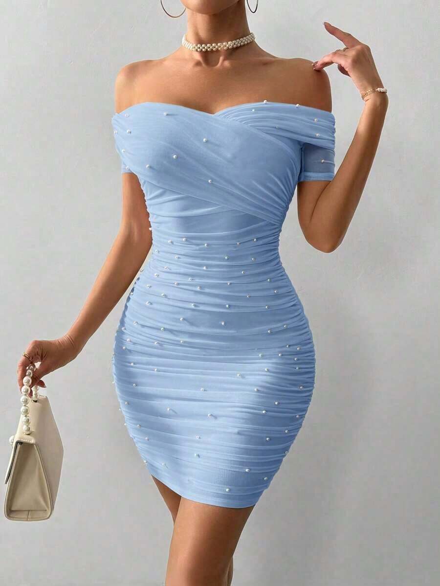 Vestido ajustado para mujer con hombros abiertos, manga corta y adornos con cuentas - Celeste - Ver 1