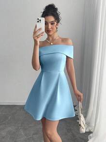 Vestido elegante y minimalista de unicolor con hombros descubiertos y ajustado a la cintura - Celeste - Ver 7
