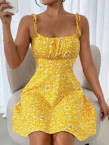 Vestido midi con estampado floral y tirantes anudados en los hombros, vestido bohemio sin espalda con nudo, busto fruncido sin mangas con tirantes finos, ajuste regular, vestido corto con estampado floral pequeño, para primavera/verano, uso diario - Amarillo - Ver 4