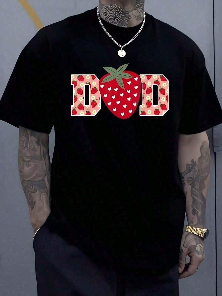 Letras grandes en tonos claros con patrón de fresas y corazones formando la palabra DAD transmiten cariño familiar y alegría divertida camiseta de hombre 100% algodón 220g - Negro - Ver 1